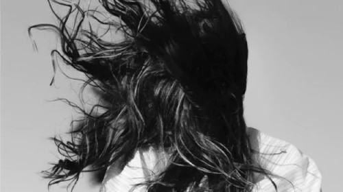 Femme avec cheveux dans le vent