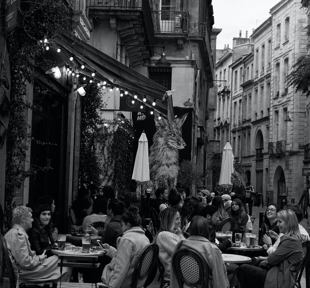 Bordeaux, local, FEEL GOOD, centre, ville, terrasse, bar, restaurant, art de vivre, amis, happy hour, joie, rencontre, fête, noir et blanc